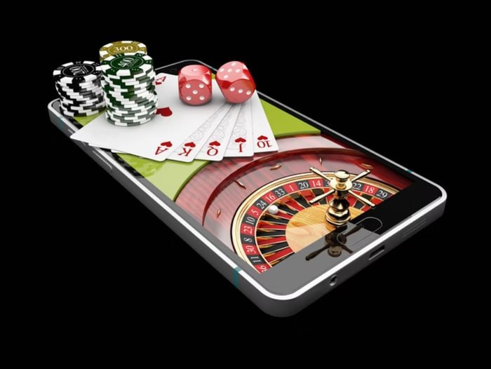 Layar smartphone menampilkan situs mobile moon4d dalam tema merah gelap